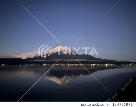 從山中湖看到的冬季鑽石塵 從山中湖看到的冬季鑽石塵 124795971