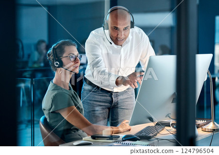 Coaching, training and help with business people in call center for telemarketing, customer support and consulting. Management, communication and kpi learning with employee at computer for contact us 124796504