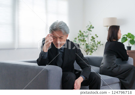 一對夫妻吵架 一對夫妻吵架 124796718