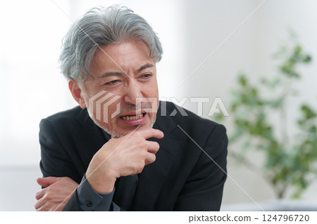 思考中間男性 思考中間男性 124796720