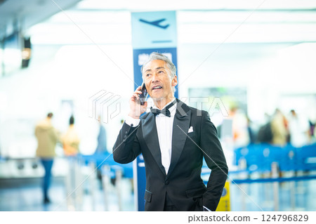 一名男子在機場航廈辦理登機手續 124796829