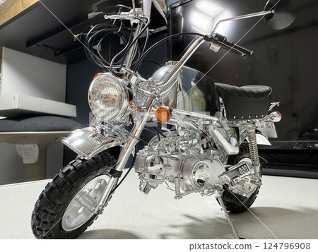 製作大型塑膠模型摩托車 124796908