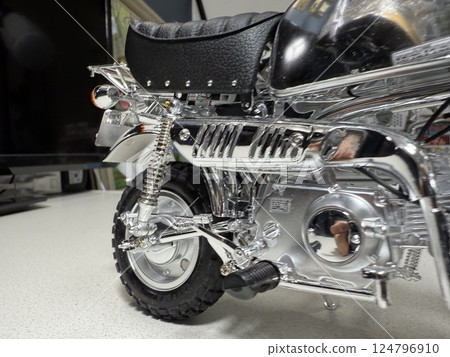 製作大型塑膠模型摩托車 124796910