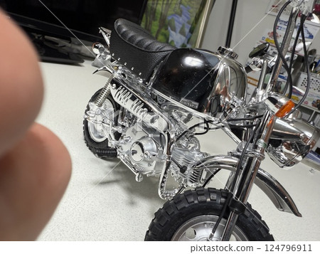 製作大型塑膠模型摩托車 124796911