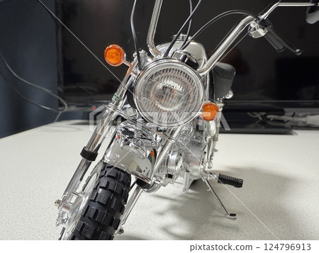 製作大型塑膠模型摩托車 124796913