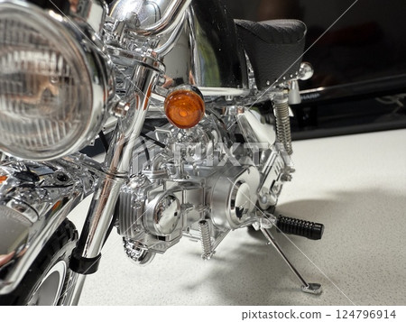 製作大型塑膠模型摩托車 124796914