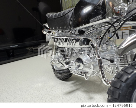 製作大型塑膠模型摩托車 124796915