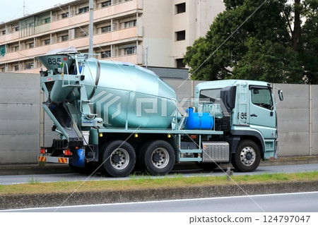 攪拌車（混凝土攪拌車） 124797047