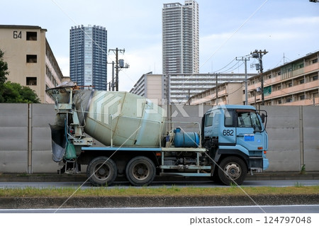 Agitator truck (concrete mixer truck) 124797048