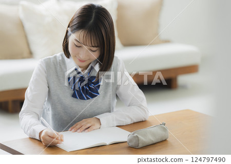 在客廳學習的高中女生 124797490