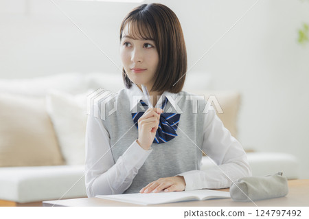 在客廳學習的高中女生 124797492