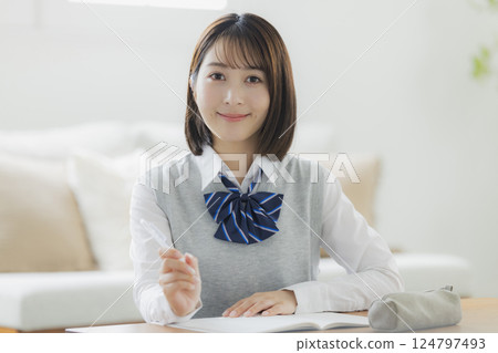 在客廳學習的高中女生 124797493