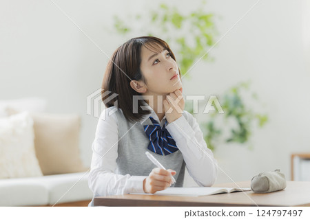 在客廳學習的高中女生 124797497