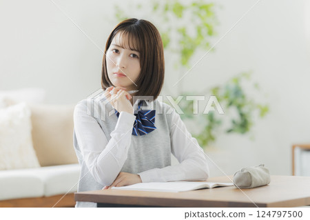 在客廳學習的高中女生 在客廳學習的高中女生 124797500