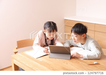 使用平板電腦學習的小學男孩和女孩 124797716