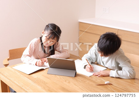 使用平板電腦學習的小學男孩和女孩 124797755