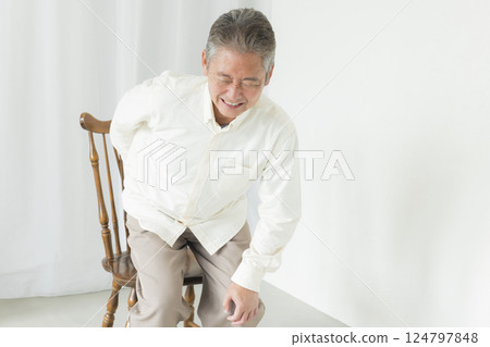 坐在椅子上的老人 124797848