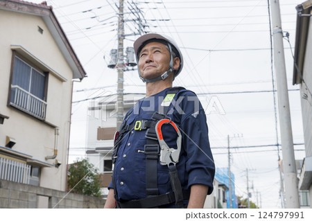 高級工人微笑地站著 124797991