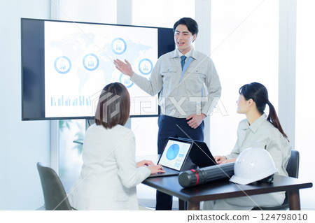 工程師在會議室開會 124798010
