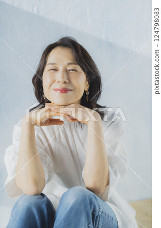 穿著牛仔布的中年婦女 124798083