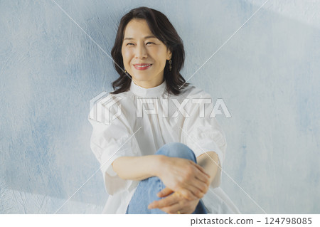 Middle-aged woman in denim 124798085