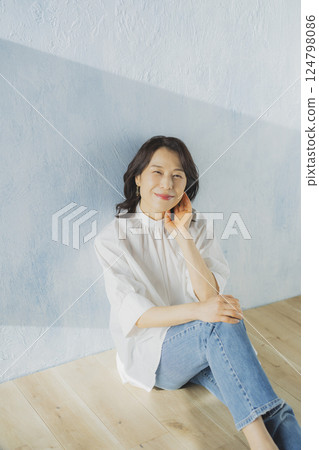 穿著牛仔布的中年婦女 124798086