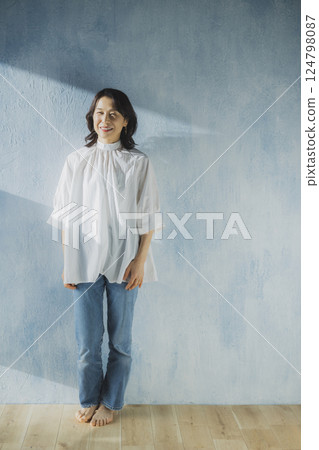 Middle-aged woman in denim 124798087