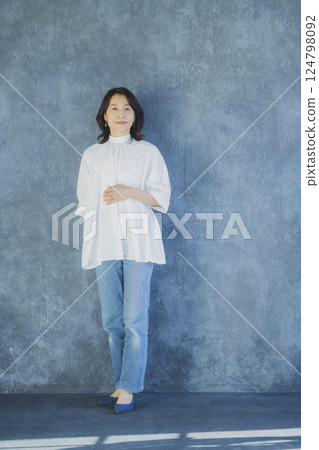 穿著牛仔布的中年婦女 124798092