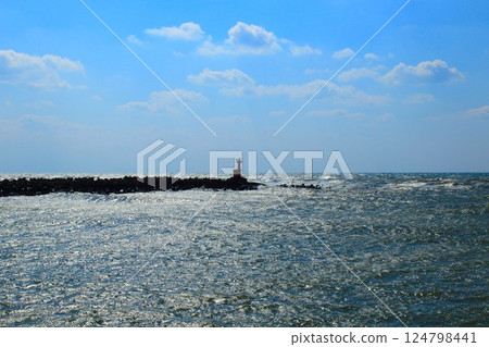 [Juso, Aomori Prefecture] The sea and the Juso Port jetty lighthouse 124798441