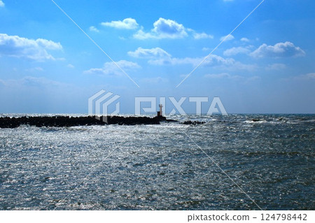 【青森縣十三】大海與十三港碼頭燈塔 124798442