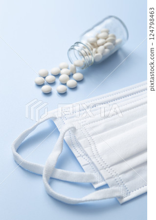 感冒藥和麵膜 124798463