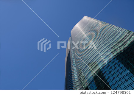 Skyscraper that shines in the blue sky 124798501