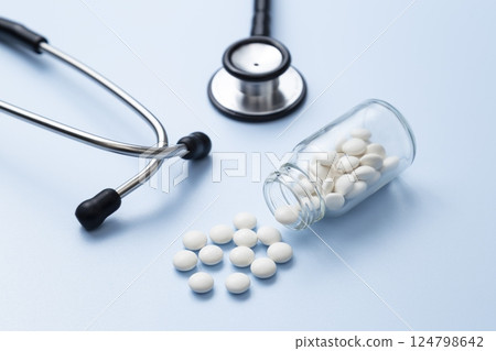 Stethoscope and pills on blue background 124798642