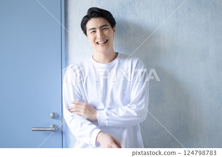 A fresh young man wearing a T-shirt 124798783