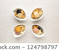 花瓣碗裡的 Arare 米餅 124798797