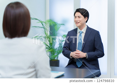 接受采訪的商人 接受采訪的商人 124798810