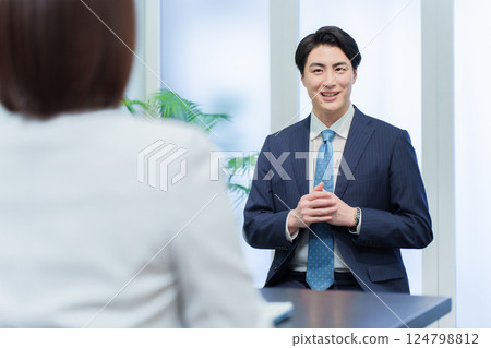 接受采訪的商人 124798812