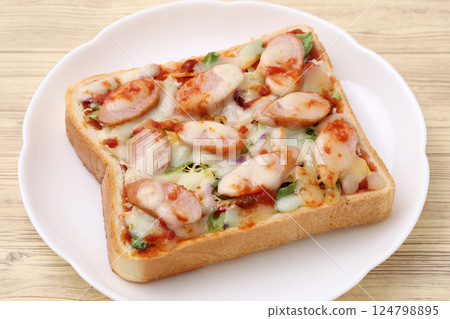 Pizza toast  124798895