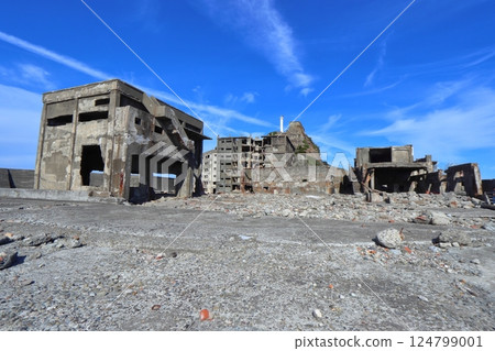View of Gunkanjima and Hizen Hashima Lighthouse from the observation plaza (Hashima, Nagasaki Prefecture) 124799001