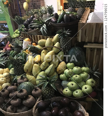 寮國一家咖啡館前擺放的五彩水果 124799015