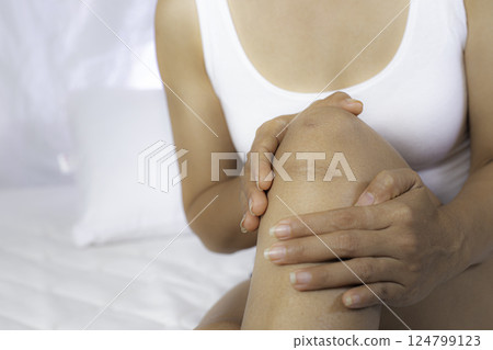 Knee pain Knee pain from arthritis in the elderly makes walking difficult Health problems and medical concepts about inflammatory diseases 124799123