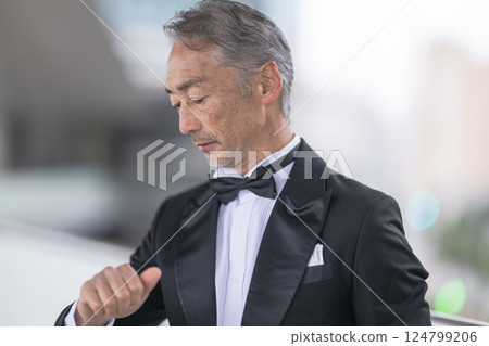一位身著燕尾服的老人的肖像 一位身著燕尾服的老人的肖像 124799206