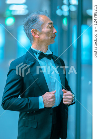 一位身著燕尾服的老人的肖像 一位身著燕尾服的老人的肖像 124799215