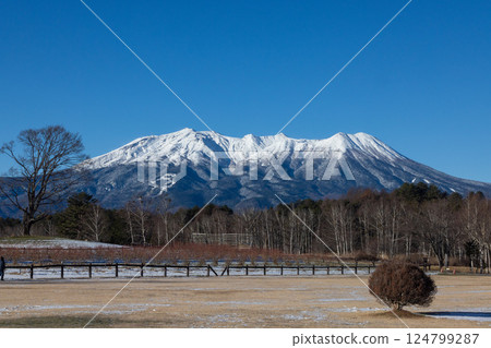 冬天的御嶽山被朝陽照亮 124799287