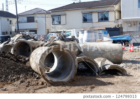 建築工地上的陶土管 建築工地上的陶土管 124799313