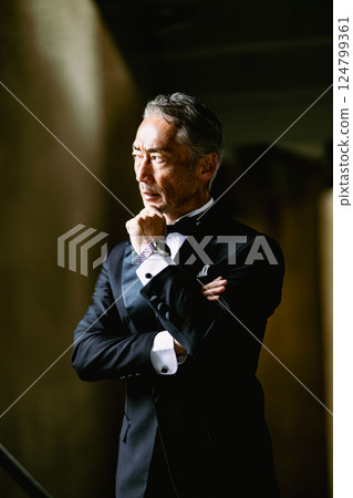一位身著燕尾服的老人的肖像 一位身著燕尾服的老人的肖像 124799361