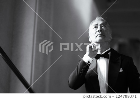一位身著燕尾服的老人的肖像 124799371
