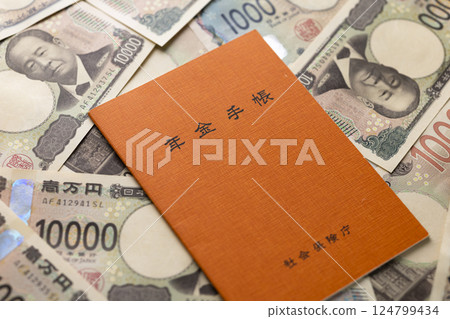 退休金帳簿和鈔票的圖片 124799434
