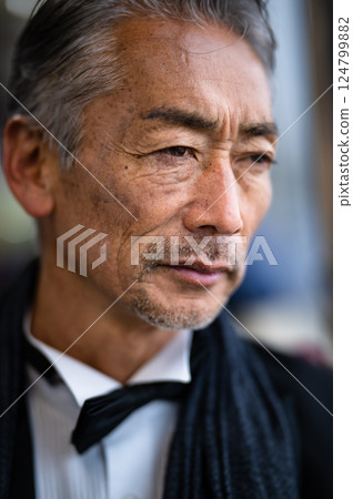 一位身著燕尾服的老人的肖像 一位身著燕尾服的老人的肖像 124799882
