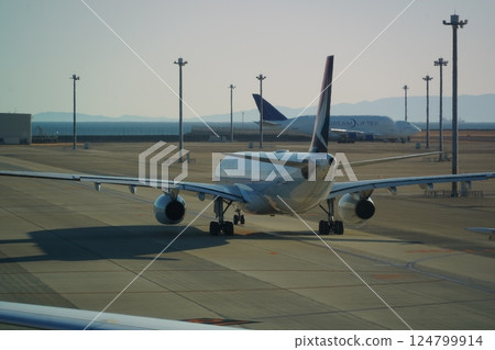 飛機滑行 124799914